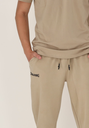 40232020-BEBK_Jogger pants men Sportsstyle Beige-Black_onBody.webp