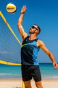 beach volleyballer met signlet sfeerbeeld.webp